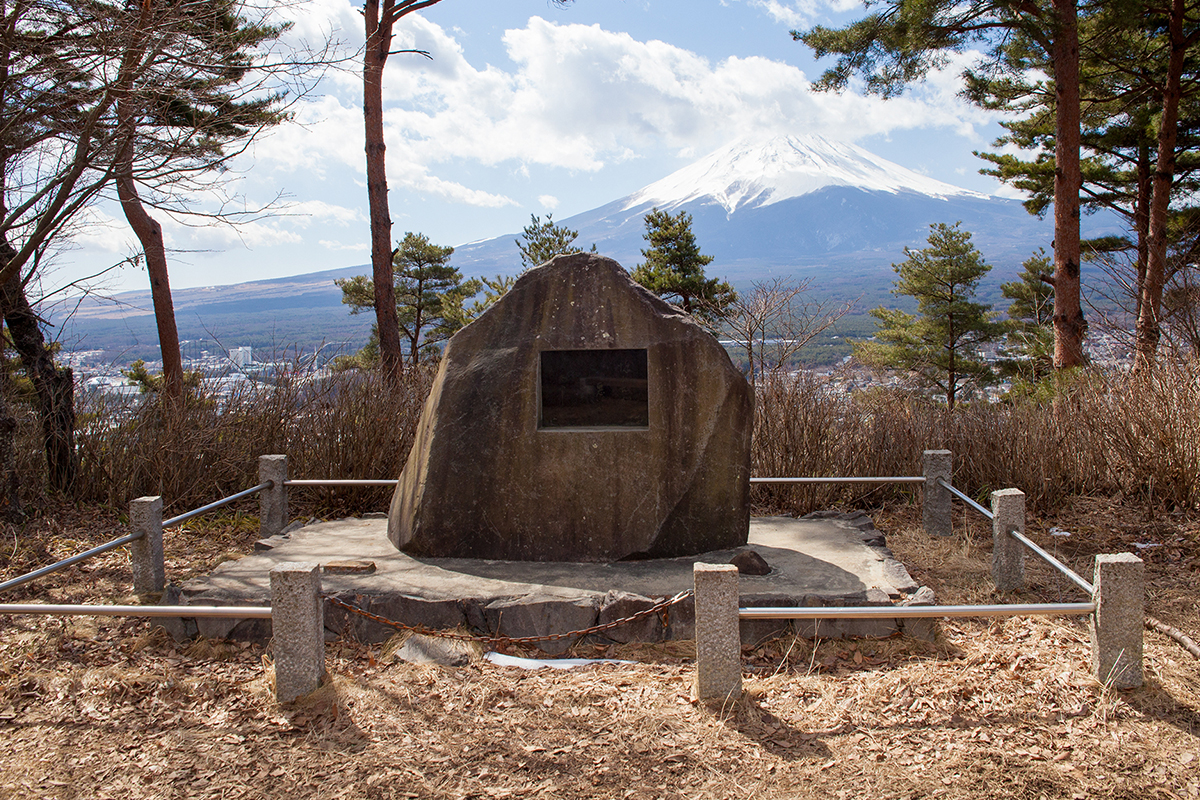 文学纪念碑“坠入爱河，不好”（来自“Ticking Mountain”）